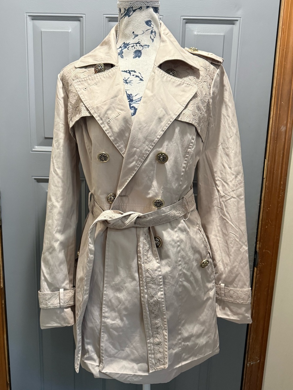 Jessica Simpson Light Beige Double-Breasted Lace accent Trench Coat(m)